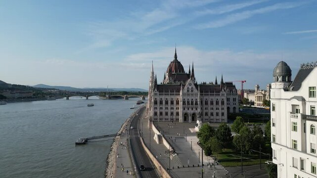 Vue a&eacute;rienne panoramique de la ville capitale Budapest avec parlement hongrois Orsz&aacute;gh&aacute;z gothique en bord de rivi&egrave;re Danube, Hongrie, Europe
