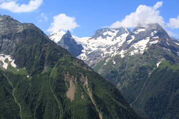 Obraz premium mountain peaks of elbrus region in dombai in midsummer