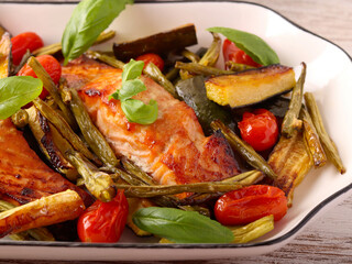 Baked salmon with green beans, zucchini