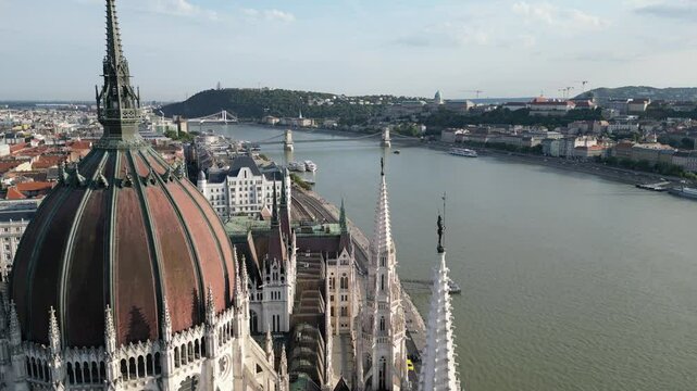 Vue a&eacute;rienne panoramique de la ville capitale Budapest avec parlement hongrois Orsz&aacute;gh&aacute;z gothique en bord de rivi&egrave;re Danube, Hongrie, Europe
