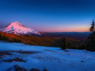 Obraz premium mountain and lake at blue hour