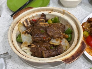 Stir-fried Beef Short Ribs with Black Pepper in ceramic casserole, Cantonese style