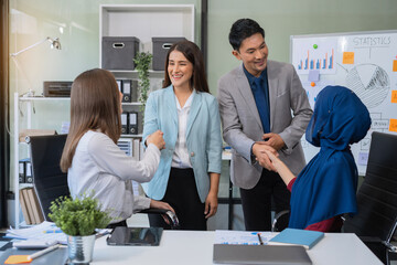 Obraz premium business people working as a good team in the office. Successful teamwork in a meeting, workplace concept.