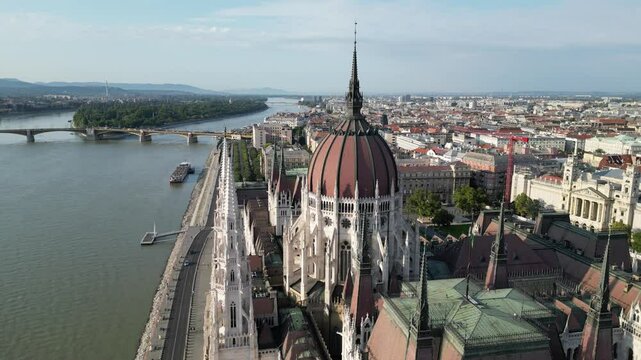 Vue a&eacute;rienne panoramique de la ville capitale Budapest avec parlement hongrois Orsz&aacute;gh&aacute;z gothique en bord de rivi&egrave;re Danube, Hongrie, Europe
