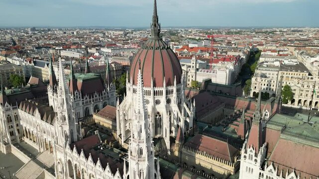 Vue a&eacute;rienne panoramique de la ville capitale Budapest avec parlement hongrois Orsz&aacute;gh&aacute;z gothique en bord de rivi&egrave;re Danube, Hongrie, Europe
