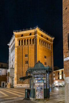 Cremona vecchia edicola e il Battistero,