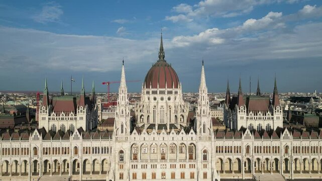 Vue a&eacute;rienne panoramique de la ville capitale Budapest avec parlement hongrois Orsz&aacute;gh&aacute;z gothique en bord de rivi&egrave;re Danube, Hongrie, Europe
