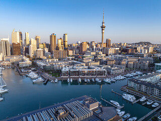 Obraz premium Aerial: Panoramic view of Auckland city skyline from viaduct harbour, New Zealand