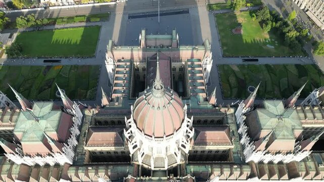 Vue a&eacute;rienne panoramique de la ville capitale Budapest avec parlement hongrois Orsz&aacute;gh&aacute;z gothique en bord de rivi&egrave;re Danube, Hongrie, Europe
