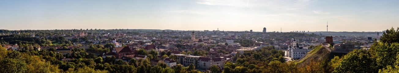 Panorama vom Berg der drei Kreuze über das Stadtzemtrum von Vilnius mit Altstadt, Fernsehturm und Gediminas-Burg, Litauen