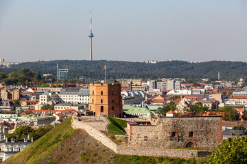 Blick vom Berg der drei Kreuze &uuml;ber die Stadt Vilnius mit Gediminas-Burg und dem Fernsehturm, Litauen