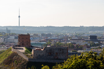 Blick vom Berg der drei Kreuze &uuml;ber die Stadt Vilnius mit Gediminas-Burg und dem Fernsehturm, Litauen