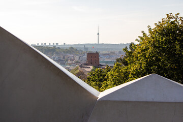 Blick vom Berg der drei Kreuze &uuml;ber die Stadt Vilnius mit Gediminas-Burg und dem Fernsehturm, Litauen