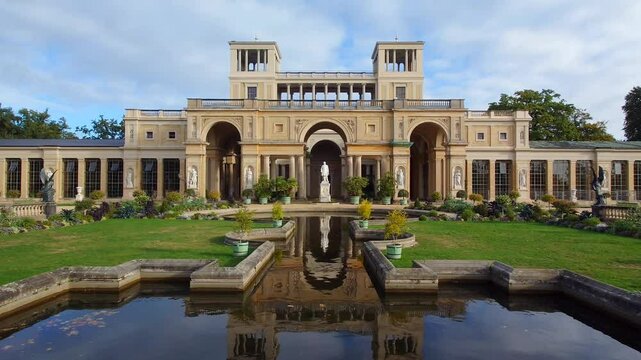 Das Orangerieschloss in der Parkanlage Sanssouci in Potsdam