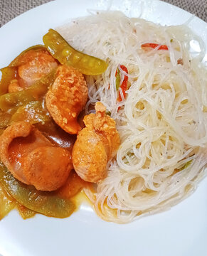 Almuerzo de Fideos de Soya con chorizo y vegetales guisados.
