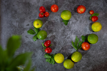 Herzform, Gemüse Obst und Kräuter Herz, Tomaten, Orangen, Limetten, Sellerie, Petersilie, Basilikum, Liebstöckel, Gartenkräuter