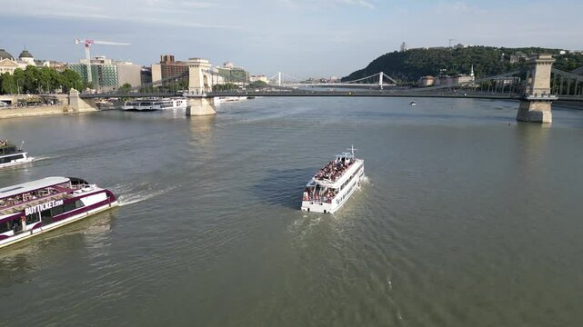Vue a&eacute;rienne panoramique de la ville capitale Budapest avec parlement hongrois Orsz&aacute;gh&aacute;z gothique en bord de rivi&egrave;re Danube, Hongrie, Europe
