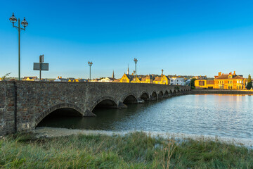 Fototapeta premium Barnstaple by sunset, view of the historical long bridge and river Taw