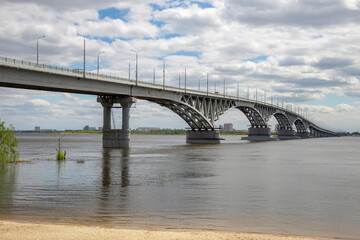 Obraz premium Automobile bridge over the Volga river between the cities of Saratov and Engels, Russia