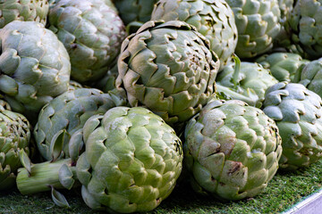 Obraz premium Fresh ripe green organic artichokes heads on local farmers market in Dordogne, France