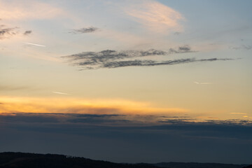 Fototapeta premium Sonnenuntergang mit Flugzeug