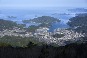 愛媛県宇和島市の市街地。宇和海にある風光明媚な島々や養殖筏、リアス式海岸のある風景。