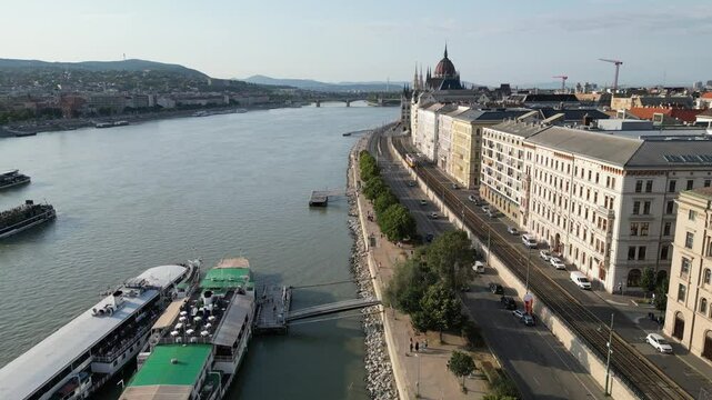 Vue a&eacute;rienne panoramique de la ville capitale Budapest avec parlement hongrois Orsz&aacute;gh&aacute;z gothique en bord de rivi&egrave;re Danube, Hongrie, Europe

