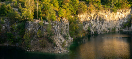 Polska, Kraków, okolice byłego kamieniołomu na Zakrzówku. Piękna jesienna aura w promieniach słońca. © Roman Trojanowski