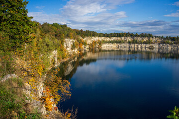 Obraz premium Polska, Kraków, okolice byłego kamieniołomu na Zakrzówku. Piękna jesienna aura w promieniach słońca. 