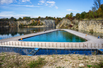 Polska, Kraków, okolice byłego kamieniołomu na Zakrzówku. Piękna jesienna aura w promieniach słońca. 