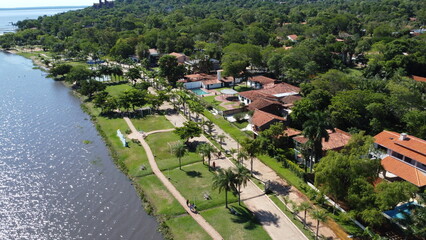 Vista aérea de San Bernardino, Paraguay, con su lago y playa Drone paisaje