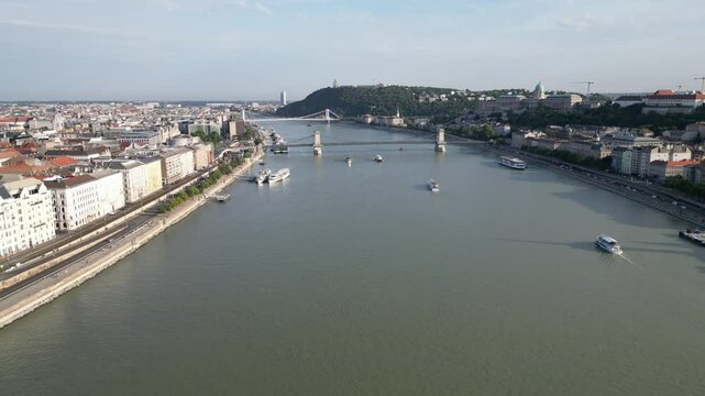 Vue a&eacute;rienne panoramique de la ville capitale Budapest avec parlement hongrois Orsz&aacute;gh&aacute;z gothique en bord de rivi&egrave;re Danube, Hongrie, Europe

