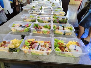 PHOTOGRAPHY OF DELICIOUS AND NUTRITIOUS CHILDREN'S BOXES WITH A MENU OF VEGETABLES, EGGS, SAUSAGES OR MEAT