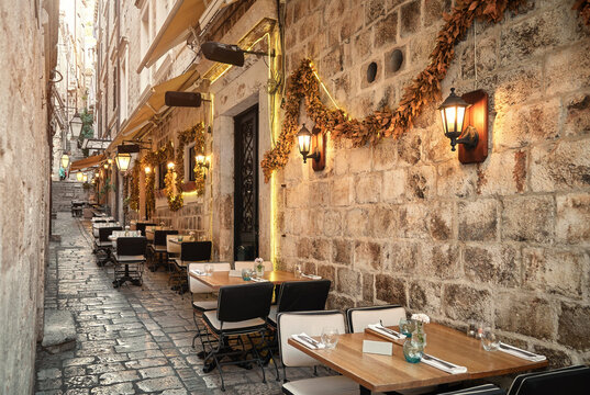 Fototapeta Restaurant in a narrow street in the old town of Dubrovnik, Croatia.