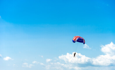 paraglider that tourists often enjoy playing on the seaside.