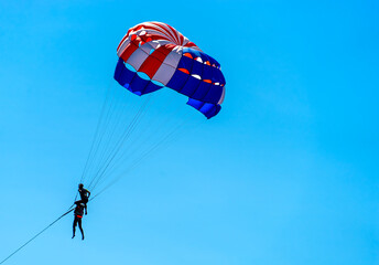 paraglider that tourists often enjoy playing on the seaside.