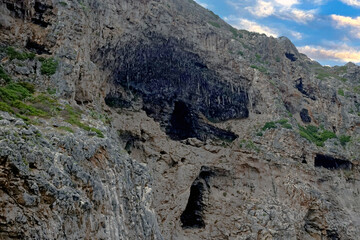 Grotta sulla costa rocciosa di Santa Maria di Leuca 2767