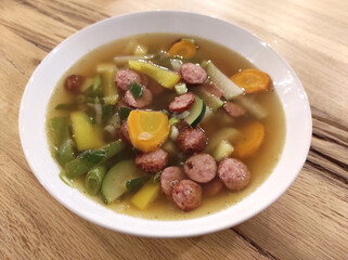Gemüsesuppe mit Mettwurst