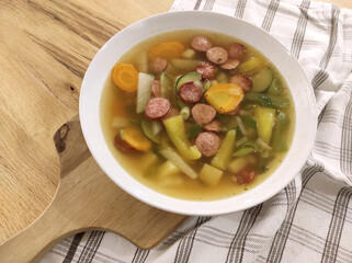 Gemüsesuppe mit Mettwurst