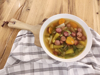 Gemüsesuppe mit Mettwurst