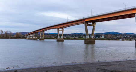 Obraz premium Expansive Bridge Over Serene River in Mission, BC, Canada