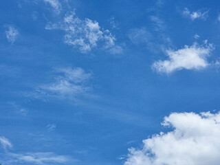 Obraz premium blue sky high shape outdoor group of white clouds background in summer abstract gradient light beauty background. beautiful bright cloud and calm fresh wind air