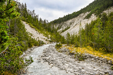Zernez, Ofenpass, Bach, Ova dal Fuorn, Wanderweg, Uferweg, Passstrasse, Engadin, Nationalpark, Alpen, Herbst, Herbstfarben, Graub&uuml;nden, Schweiz