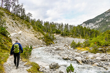 Obraz premium Zernez, Ofenpass, Bach, Ova dal Fuorn, Wanderweg, Wanderer, Uferweg, Passstrasse, Engadin, Nationalpark, Alpen, Herbst, Herbstfarben, Graubünden, Schweiz
