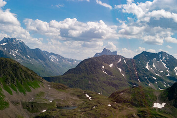 Obraz premium Fantastic alpine scenery at the Arlberg pass in Austria seen from a small plane