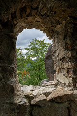 Zamek Bolcz&oacute;w  zabytkowy zamek z fragmentami naturalnych skalnych ścian, znajdujący się około 15 km od Jeleniej G&oacute;ry w Polsce