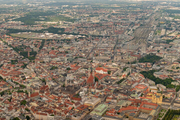 Obraz premium Munich city center in Germany seen from a small plane