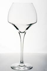 copa de vino con fondo blanco iluminado