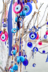 Breloki z symbolem Oka Nazara w Bodrum, Turcja – kolorowe talizmany wiszące na taśmach, mające chronić przed złym okiem, tworzące wyjątkową atmosferę na tle malowniczej scenerii. © Malgorzata