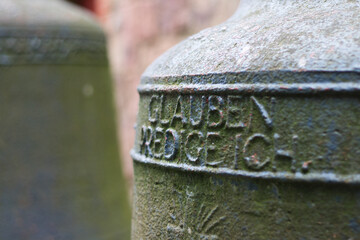 Kirchenglocke mit religiöser Inschrift